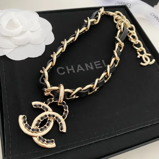 Chanel Camellia Collar de cuero trenzado y cadena 9