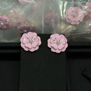 Chanel Camellia Brooch गुलाबी इमेल मोती केंद्र ब्रोचेस