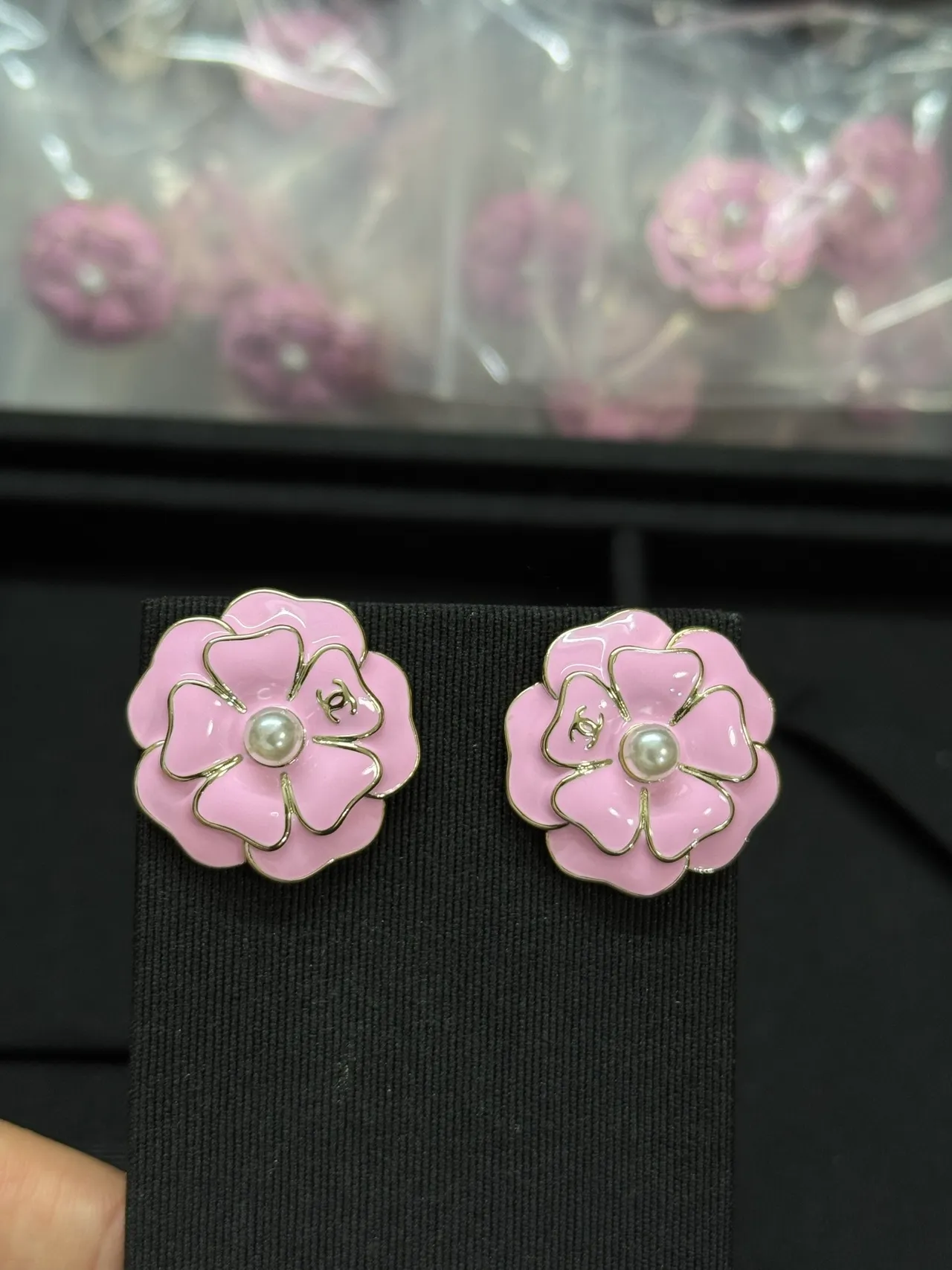 Chanel Camellia Brooch broche émail rose centre perle broches 6