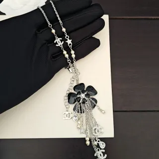 Chanel كاميليا تشارم قلادة أسود وفضي لؤلؤ ريشة قلادة