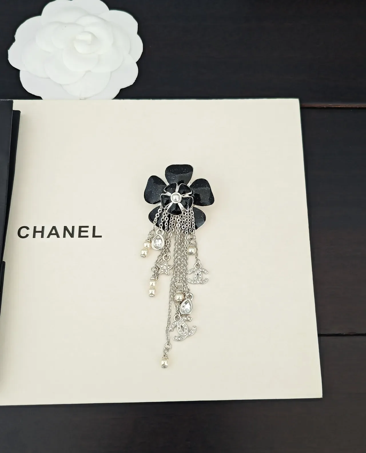 Broche Chanel Camélia Fleur Noir Émail Perle Cristal Tassel 5