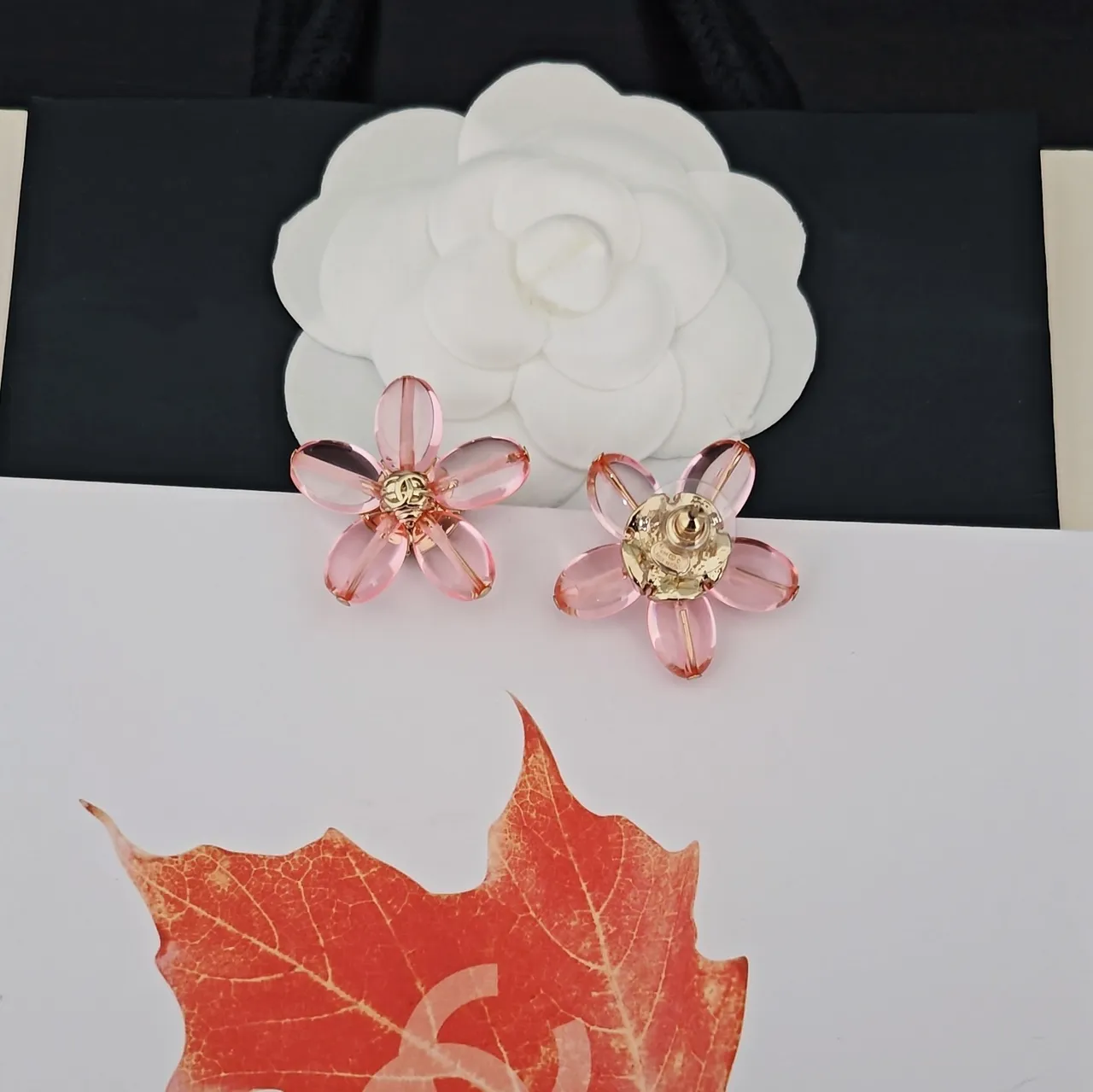 Chanel Camélia Fleur Rose Résine et Doré Boucles d'Oreilles 3