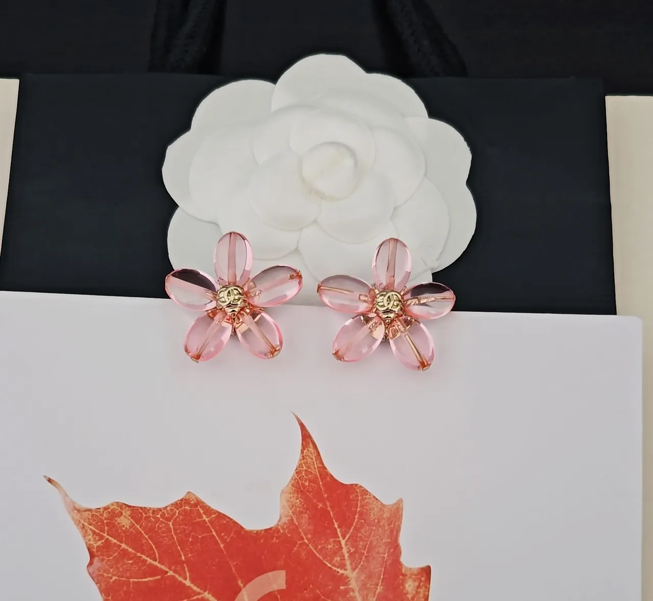 Chanel Camélia Fleur Rose Résine et Doré Boucles d'Oreilles 4