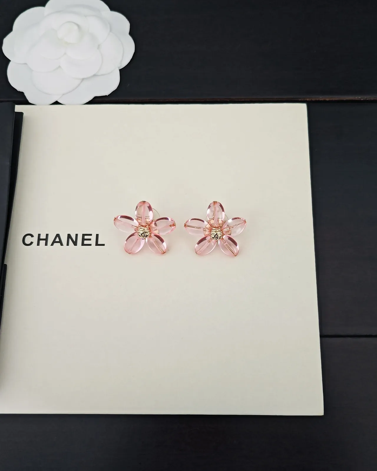Chanel Camélia Fleur Rose Résine et Doré Boucles d'Oreilles 5