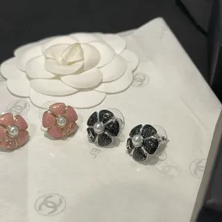 أقراط Chanel Camellia وردي أسود حبيبات لامعة رातنج بتلات