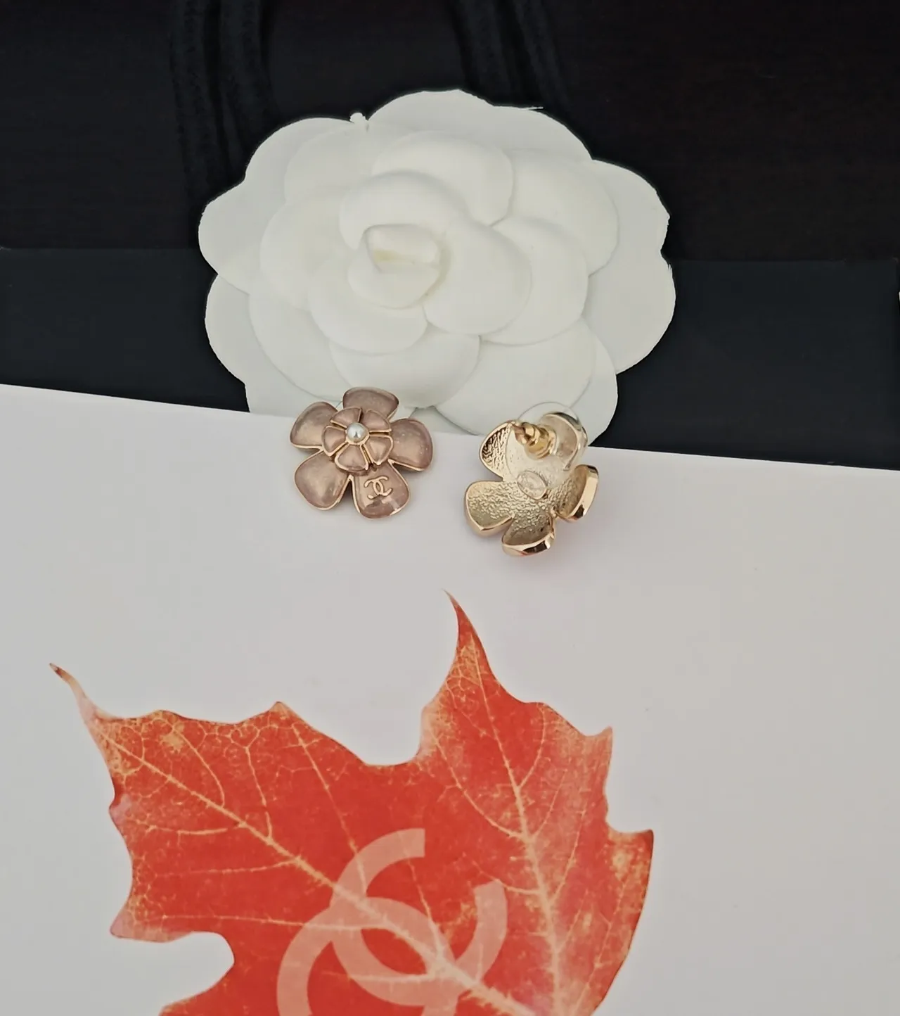Chanel Camélia Doré Rose Cinq-Pétales Émaillé Pétales Boucles d'oreilles 3