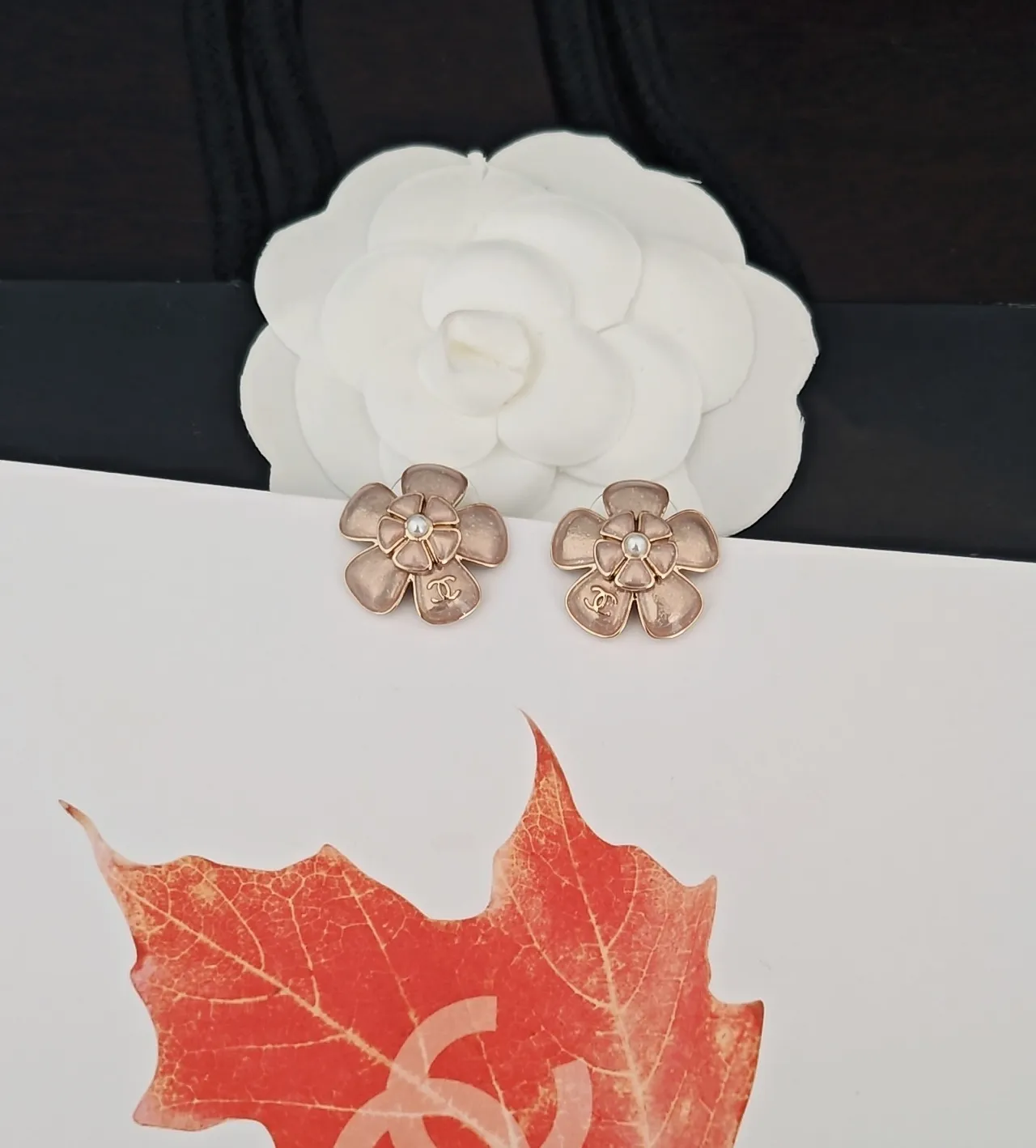 Chanel Camélia Doré Rose Cinq-Pétales Émaillé Pétales Boucles d'oreilles 4