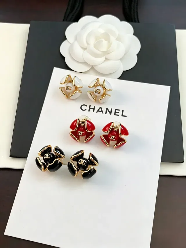 Chanel Camellia أحمر ذهب مينا بتلة أقراط 2