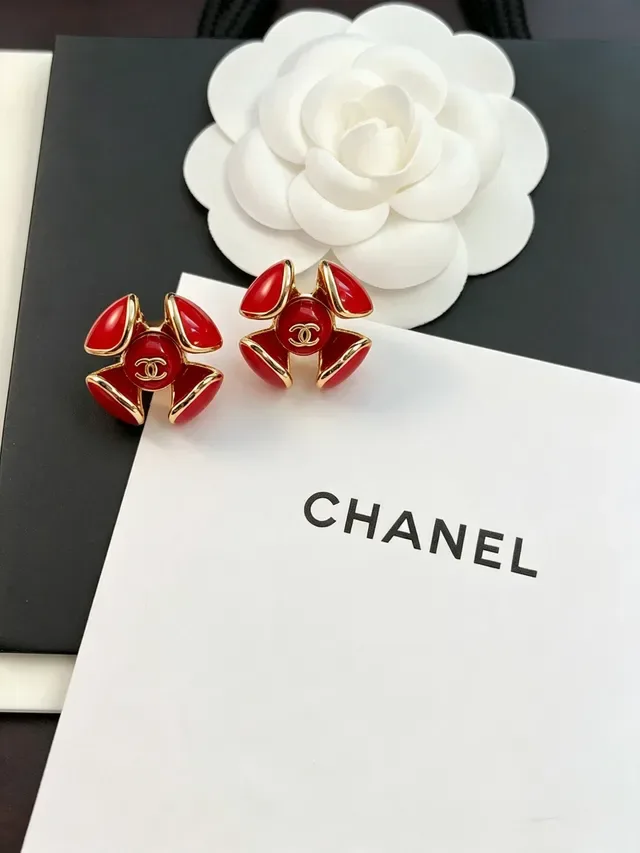 Chanel Camellia أحمر ذهب مينا بتلة أقراط 7