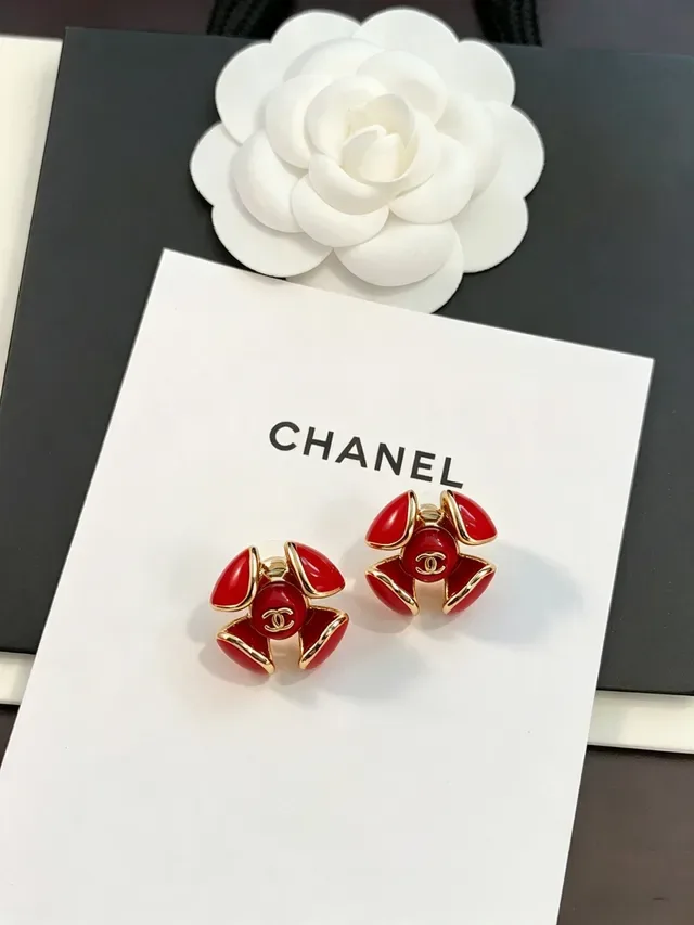 Chanel Camellia أحمر ذهب مينا بتلة أقراط 8