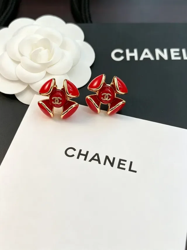 Chanel Camellia أحمر ذهب مينا بتلة أقراط 9