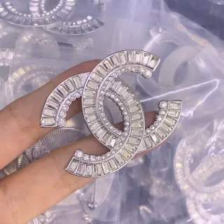 Chanel CC Brooch चाँदी पारदर्शी अंतर्संबंधित मोटिफ बैगेट-कट क्रिस्टल बॉर्डर ब्रोच