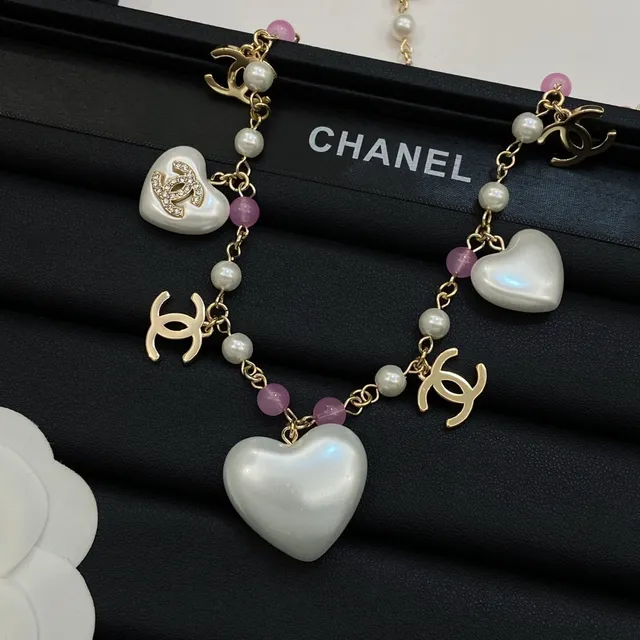 Chanel CC Collar con encanto de corazón Cadena blanco rosa tono dorado Cadena charms perlados Collar 2