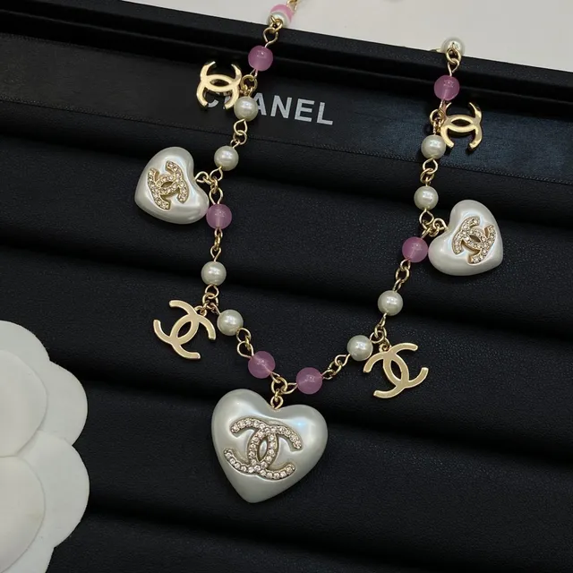 Chanel CC Collar con encanto de corazón Cadena blanco rosa tono dorado Cadena charms perlados Collar 5