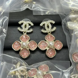 Chanel CC Logo أقراط لؤلؤ زهرية