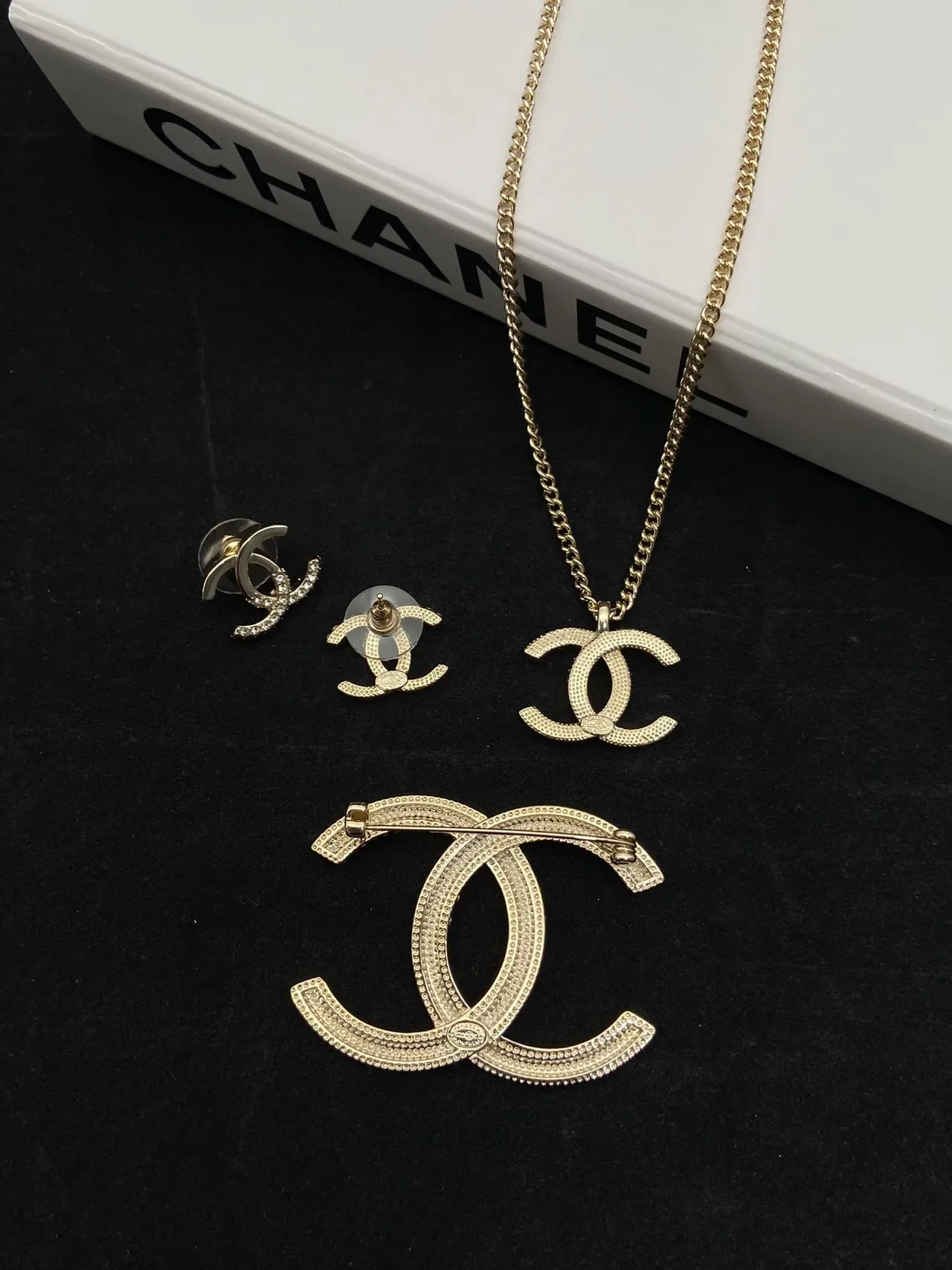 Chanel CC Logo 金银 互锁 水晶镶嵌 项链 2