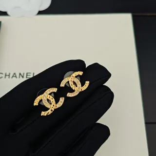 Chanel CC Logo প্যাভে-ক্রিস্টাল গোল্ড-টোন ইয়াররিংস