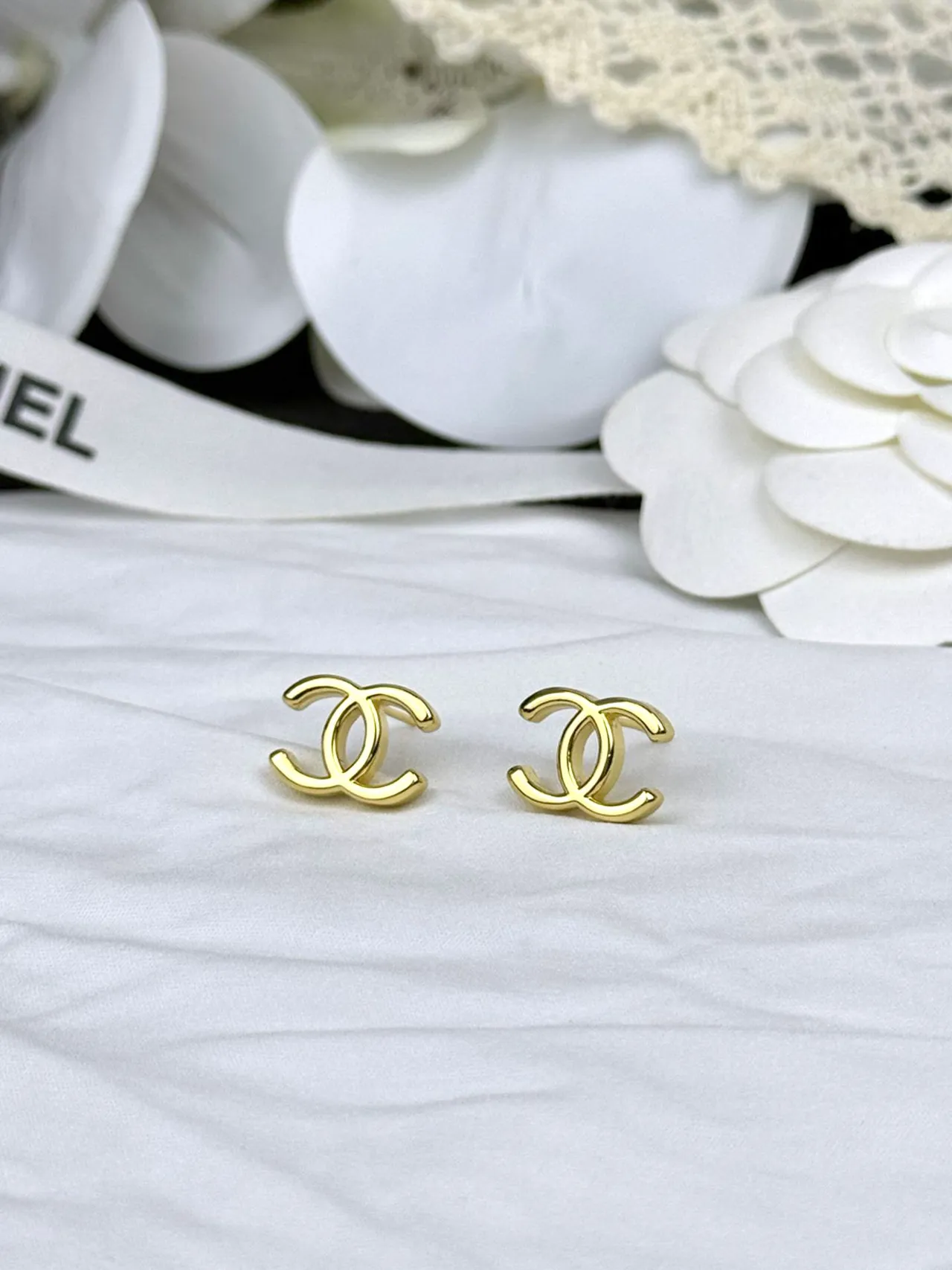 Chanel CC Logo Stud Gold Interlocking Polished Earrings 2