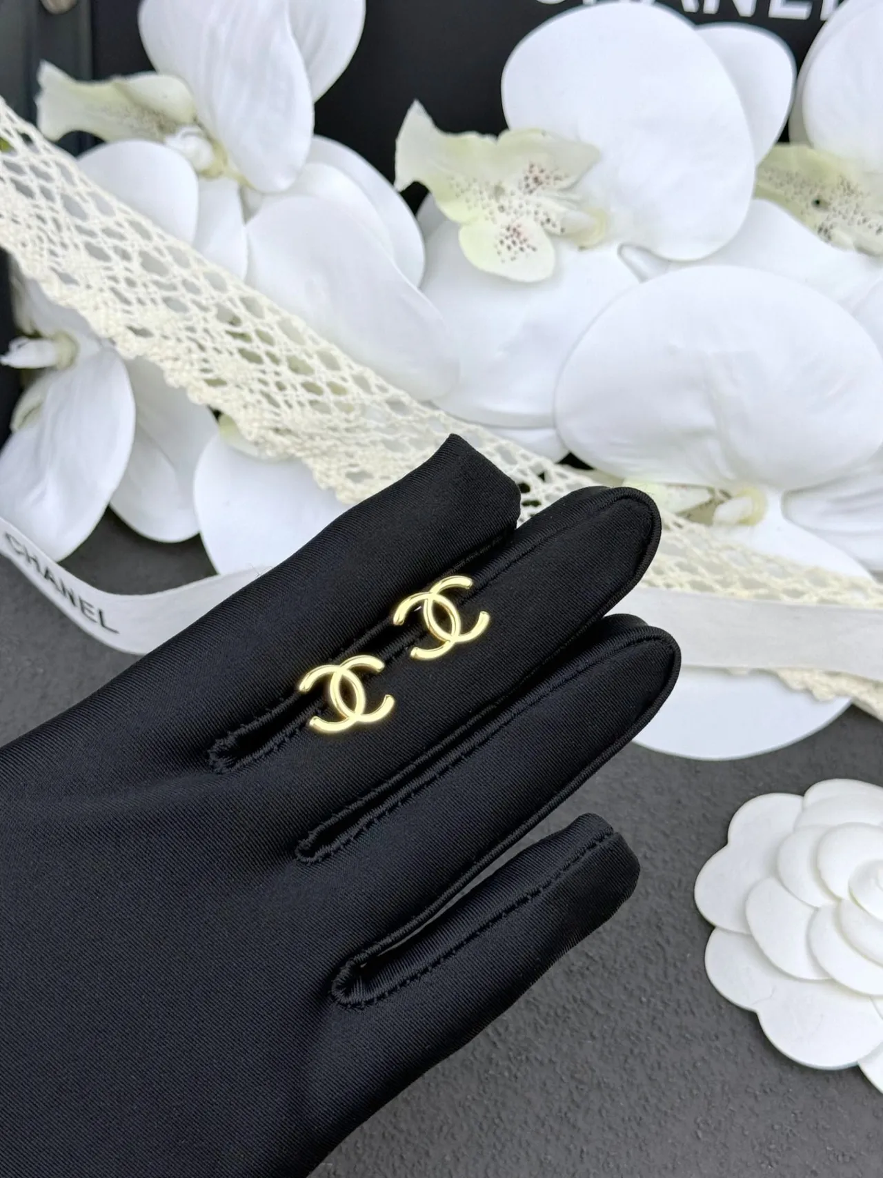 Chanel CC Logo Stud Gold Interlocking Polished Earrings 4