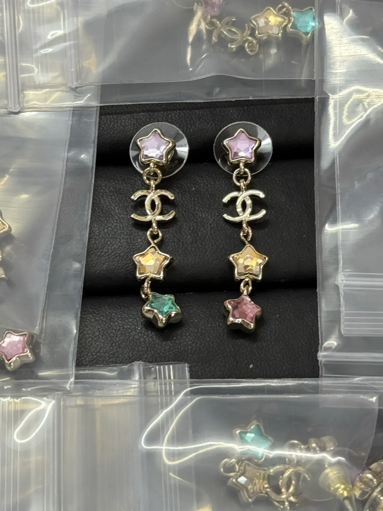 Chanel CC Logo Aretes colgantes de tres estrellas 1