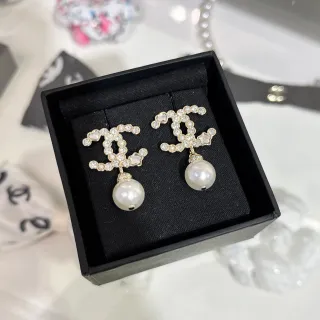 Chanel CC মুক্তা ঝুল White Gold দানা খাঁজানো Logo ড্যাঙ্গেল কানের দুল