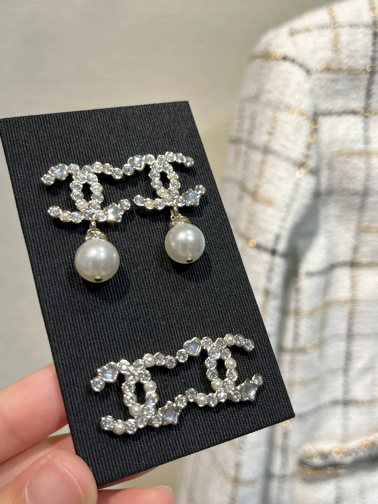 Chanel CC Boucles d'oreilles perles pendantes White Gold cristal incrusté Logo Dangle 5