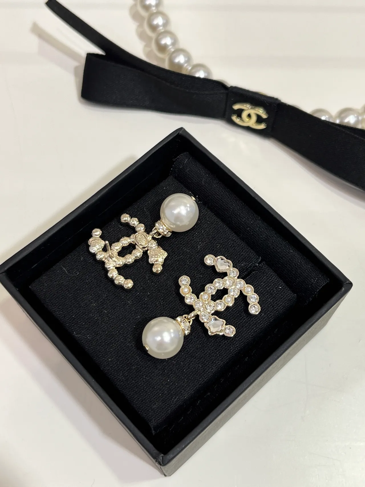 Chanel CC Boucles d'oreilles perles pendantes White Gold cristal incrusté Logo Dangle 6