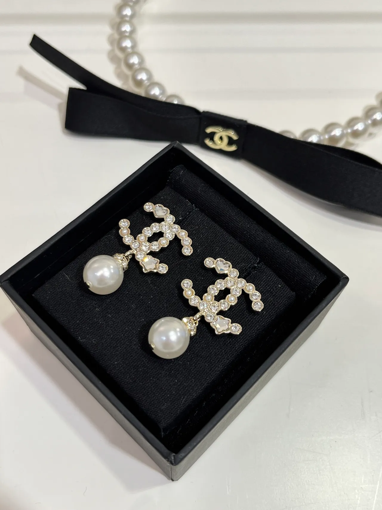 Chanel CC Boucles d'oreilles perles pendantes White Gold cristal incrusté Logo Dangle 7