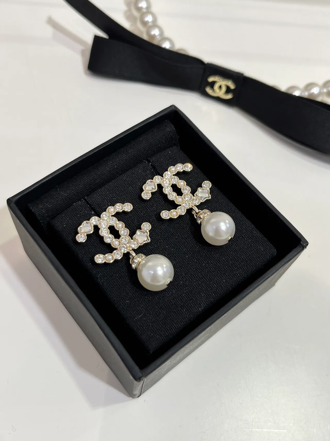 Chanel CC Boucles d'oreilles perles pendantes White Gold cristal incrusté Logo Dangle 8