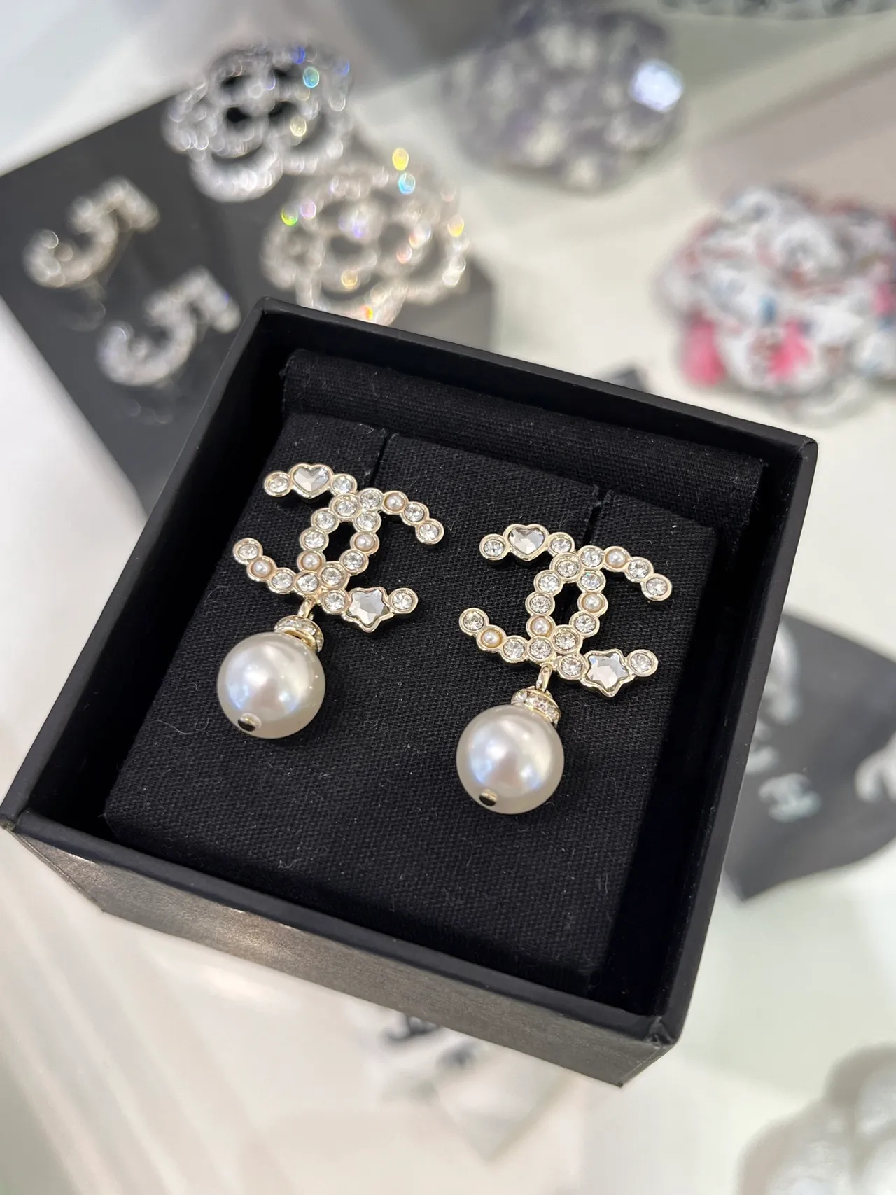 Chanel CC Boucles d'oreilles perles pendantes White Gold cristal incrusté Logo Dangle 9