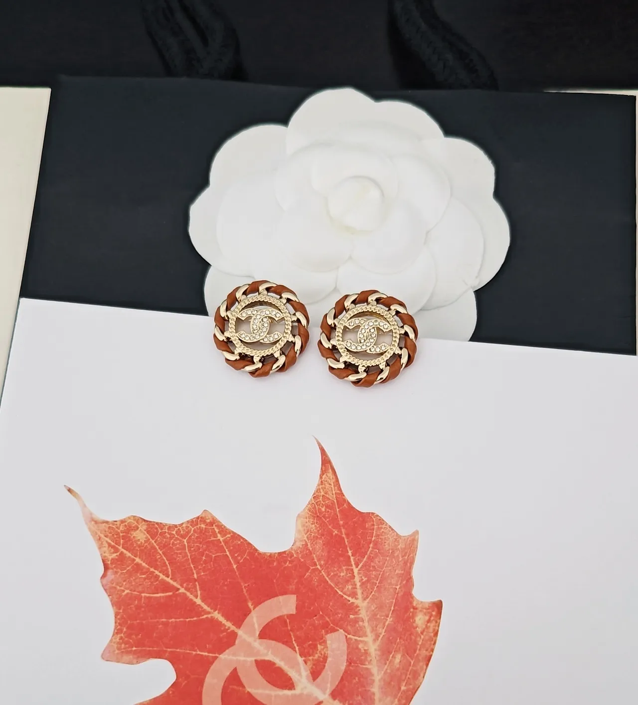 Chanel CC Stud ذهبي بني دائري مضفر جلد زينة أقراط 4