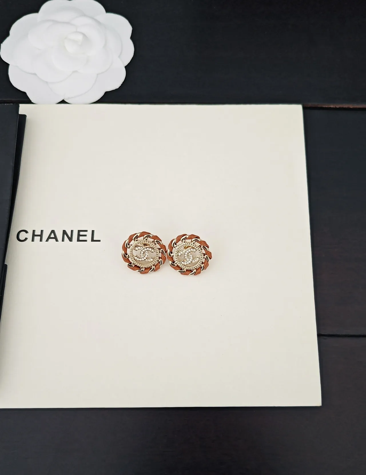Chanel CC Stud ذهبي بني دائري مضفر جلد زينة أقراط 5