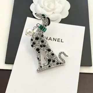 Chanel कुत्ता ब्रोच क्रिस्टल-एन्क्रस्टेड मोती और हरा एनामेल