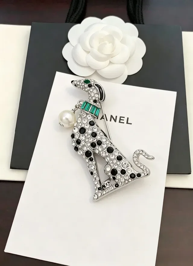 Chanel بروش كلب مرصع بالكريستال لؤلؤ ومينا خضراء 2