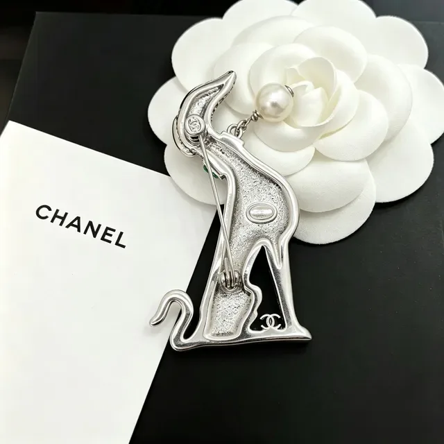 Chanel بروش كلب مرصع بالكريستال لؤلؤ ومينا خضراء 4