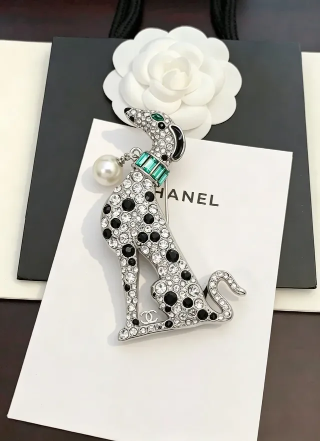 Chanel بروش كلب مرصع بالكريستال لؤلؤ ومينا خضراء 5