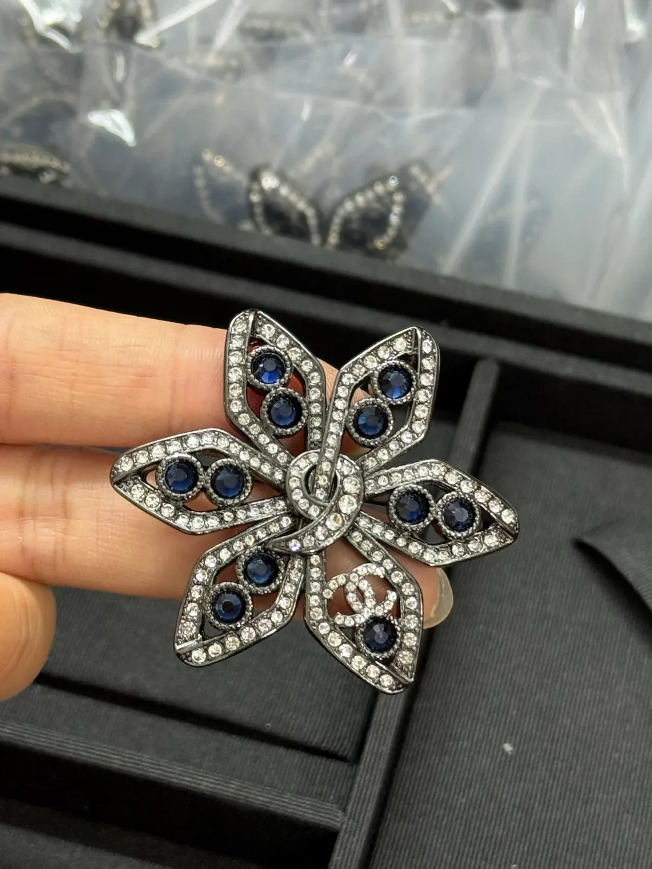 Chanel 花朵胸针 银蓝图案 水晶镶嵌胸针 4