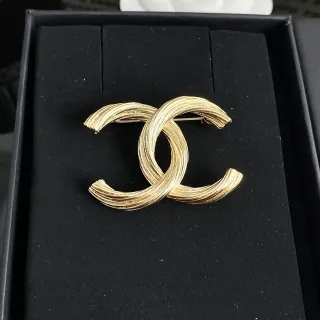 Chanel सोने का काला रिब टेक्सचर इंटरलॉकिंग CC मोटिफ ब्रोच