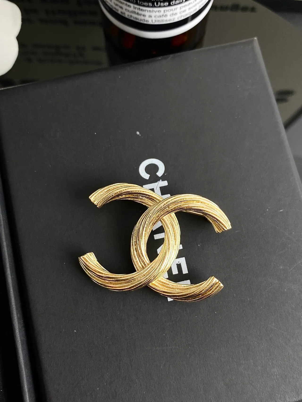 Chanel Gold Black Ribbed Texture Interlocking CC Motif Brooch 2