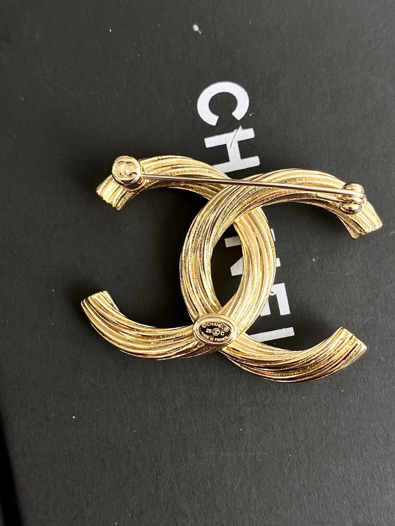 Chanel Gold Black Ribbed Texture Interlocking CC Motif Brooch 3
