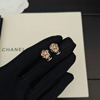 Chanel أقراط ذهبية وردية زهورية مينا بتلات