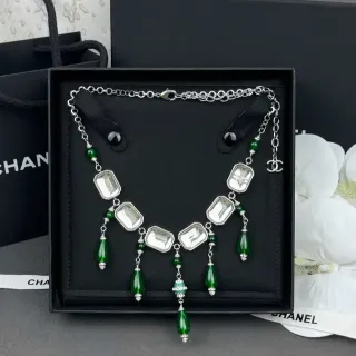 Chanel قلادة بيب ستايل مستطيلة حجر شفاف أخضر فضي