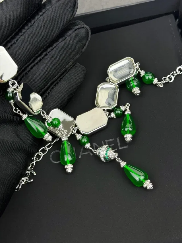 Chanel قلادة بيب ستايل مستطيلة حجر شفاف أخضر فضي 4