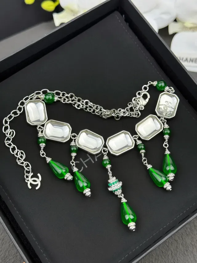 Chanel قلادة بيب ستايل مستطيلة حجر شفاف أخضر فضي 6