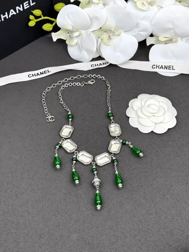 Chanel قلادة بيب ستايل مستطيلة حجر شفاف أخضر فضي 7