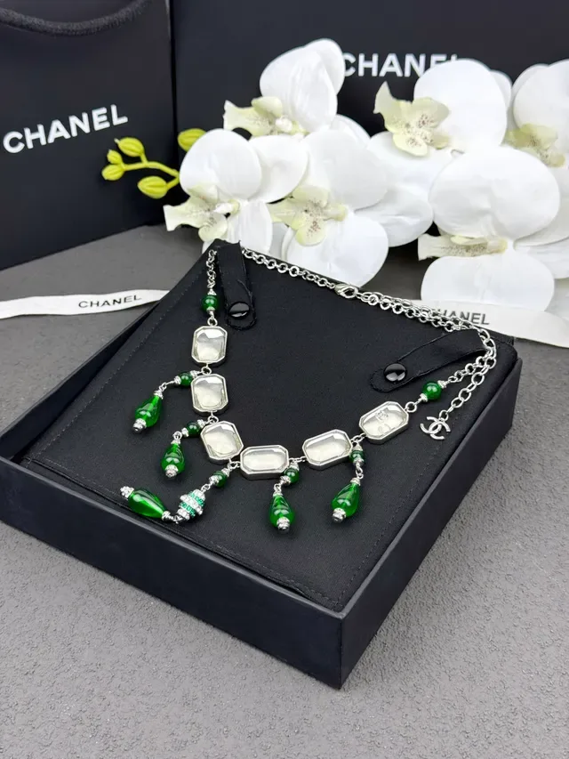 Chanel قلادة بيب ستايل مستطيلة حجر شفاف أخضر فضي 8