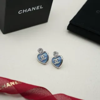 Pendientes studs Chanel en forma de corazón esmaltados con cristales