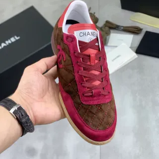Chanel أحذية رياضية للأسلوب الحياتي بني بورجوندي سويد مبطن Interlocking CC Logo