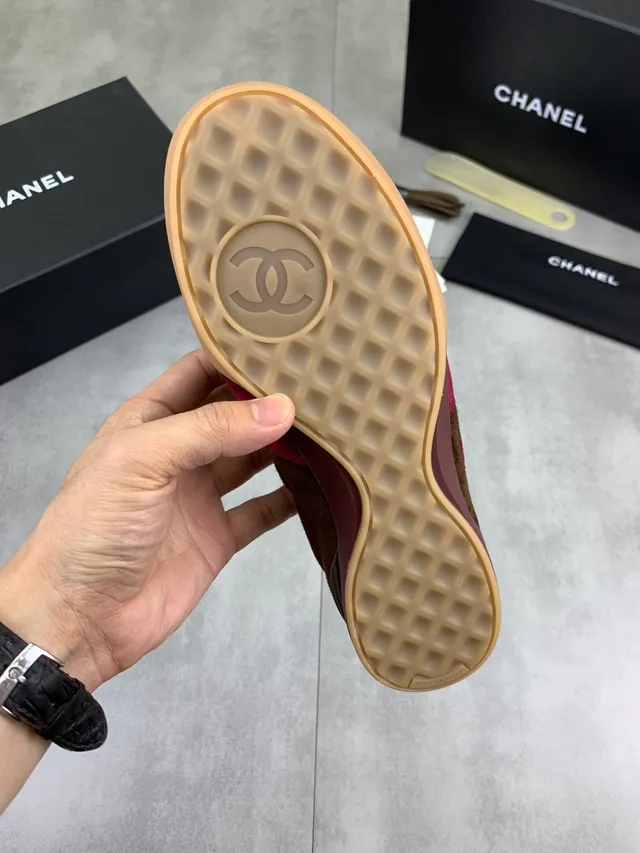 Chanel أحذية رياضية للأسلوب الحياتي بني بورجوندي سويد مبطن Interlocking CC Logo 3