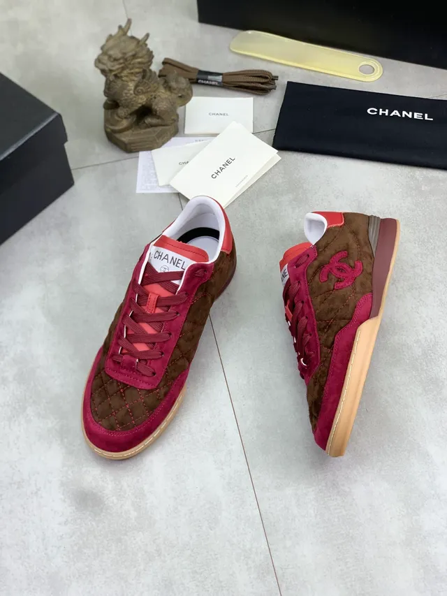 Chanel أحذية رياضية للأسلوب الحياتي بني بورجوندي سويد مبطن Interlocking CC Logo 6